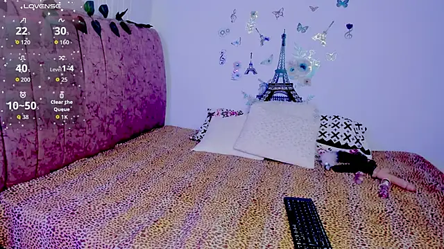 BONNIEFLOREZ online show from November 12, 2025, 5:24 pm