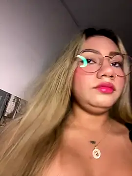 Vicky-Nova online show from October 28, 2025, 4:05 am