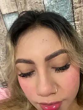 Vicky-Nova online show from November 23, 2025, 10:20 pm