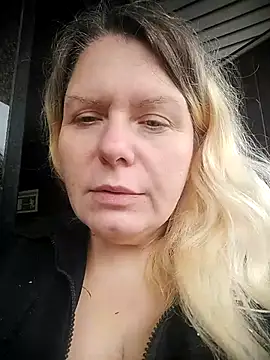 Lana-murr online show from November 9, 2025, 6:44 am