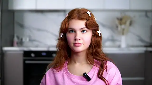 YettaCalabria online show from November 18, 2025, 12:42 pm