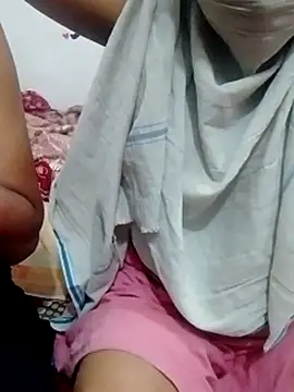 hot couple 000 online show from February 27, 2026, 4:07 pm