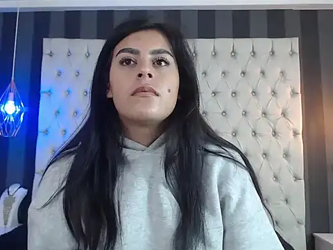 Camile Petite online show from November 25, 2025, 7:36 pm