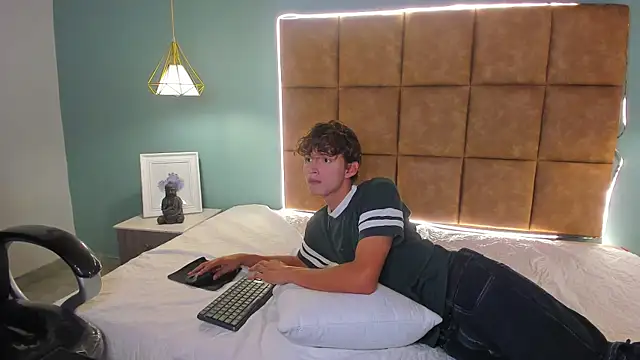 NicolasFerrer18 online show from November 9, 2025, 7:34 pm