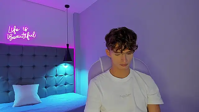 NicolasFerrer18 online show from November 24, 2025, 7:24 pm