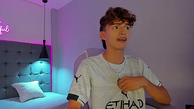 NicolasFerrer18 online show from November 25, 2025, 7:25 pm