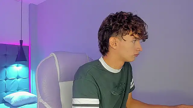 NicolasFerrer18 online show from November 28, 2025, 7:27 pm