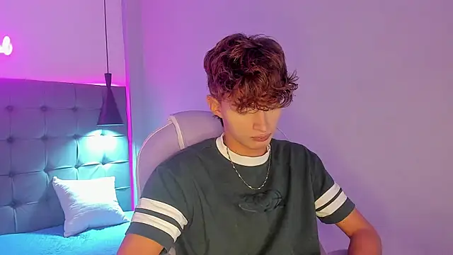 NicolasFerrer18 online show from December 1, 2025, 7:30 pm