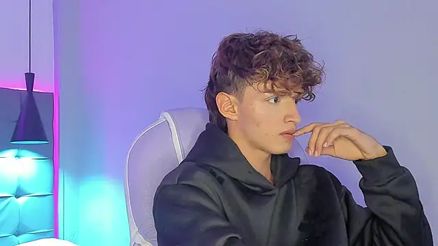 NicolasFerrer18 online show from December 3, 2025, 7:23 pm