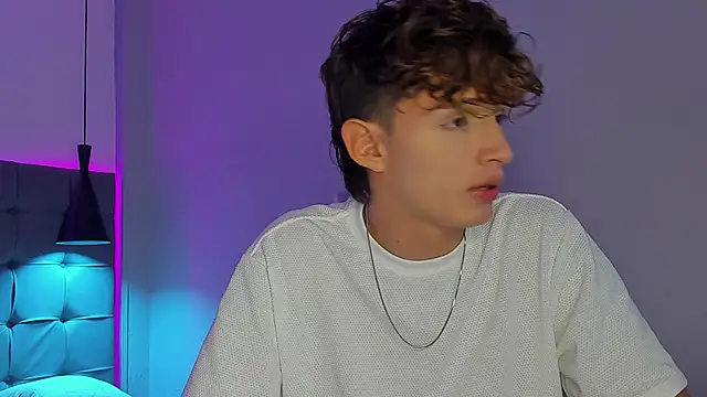 NicolasFerrer18 online show from December 4, 2025, 7:33 pm