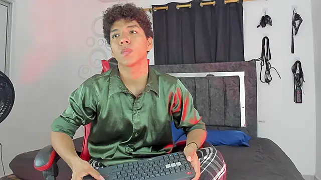 Snapshot of Maximiliano_Khalil chatting on November 27, 2025, 8:11 pm Maximiliano Khalil online show from November 27, 2025, 8:11 pm