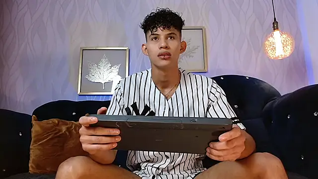 KamiSuarez online show from November 6, 2025, 6:20 pm