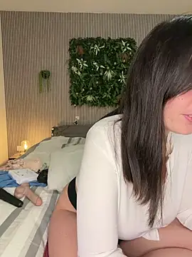 MysteryGirl   online show from December 5, 2025, 8:56 am