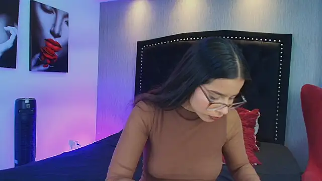 Luna Lov Titan online show from December 1, 2025, 12:54 pm