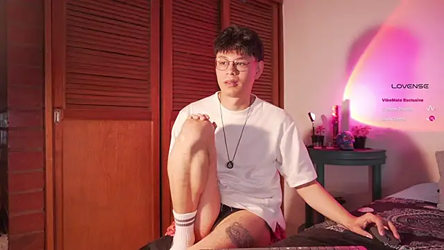 estmonnn online show from April 21, 2026, 1:42 am