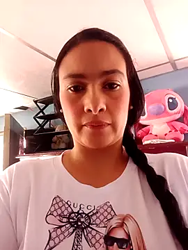 Isa-Giraldo online show from November 17, 2025, 3:07 pm