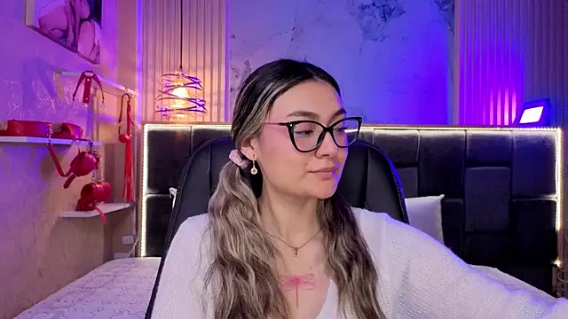 Im-Lola online show from December 20, 2025, 8:38 pm