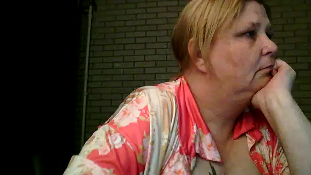 Sylviastar46 online show from April 18, 2026, 7:07 pm