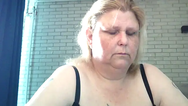 Sylviastar46 online show from April 20, 2026, 3:48 pm