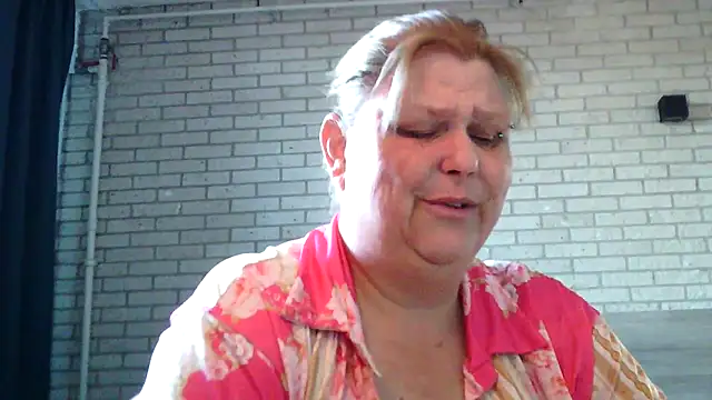 Snapshot of Sylviastar46 chatting on April 24, 2026, 5:32 am Sylviastar46 online show from April 24, 2026, 5:32 am
