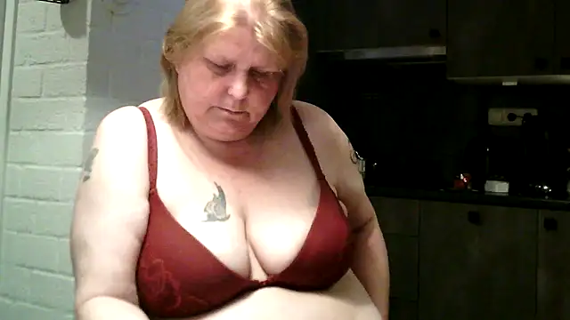 Snapshot of Sylviastar46 chatting on May 1, 2026, 6:56 pm Sylviastar46 online show from May 1, 2026, 6:56 pm