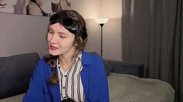 LauraYoungg online show from October 30, 2025, 7:47 pm