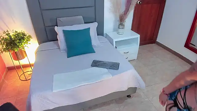 HannaaWells online show from November 14, 2025, 2:32 am