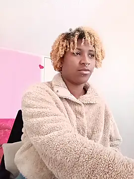 EvonyFoxxx online show from April 7, 2026, 9:37 pm