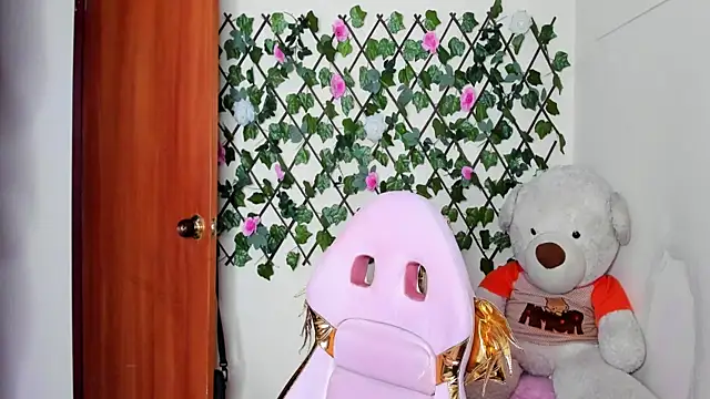 melani ferraraa  online show from November 5, 2025, 3:17 am