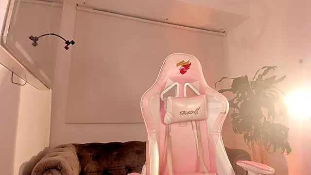 eva  s online show from April 15, 2026, 1:34 am