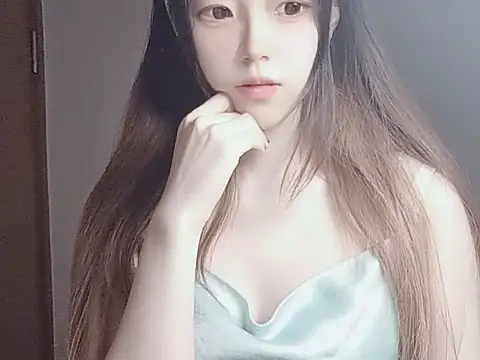 JuliaNoir online show from November 3, 2025, 6:14 am