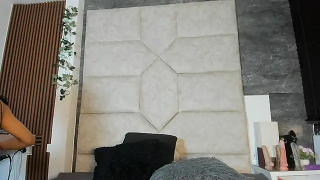 Liia Leens online show from February 8, 2026, 4:27 am