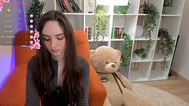 AlineFisher  online show from November 24, 2025, 1:33 pm