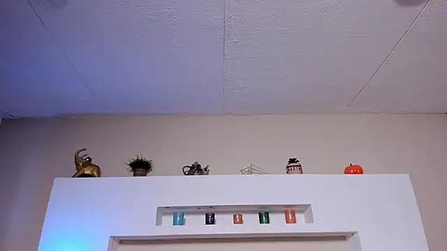 Sophie Russell  online show from November 16, 2025, 5:29 pm