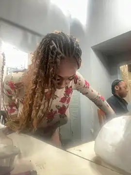 MadameMuse online show from April 21, 2026, 1:42 am