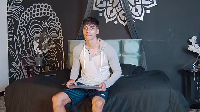 AlessioVitale online show from November 6, 2025, 12:39 pm