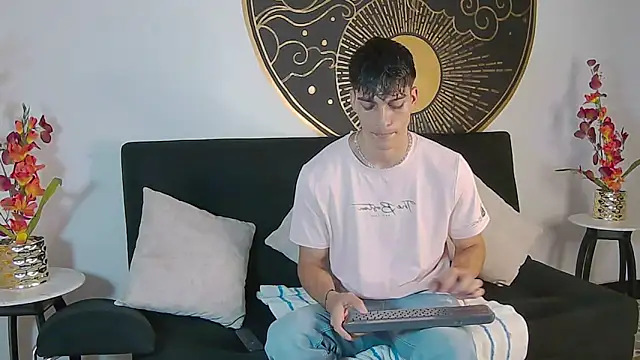 AlessioVitale online show from November 13, 2025, 12:15 pm