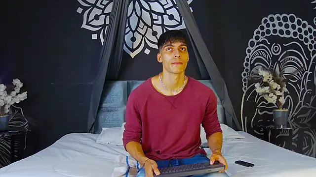 Snapshot of AlessioVitale chatting on December 5, 2025, 12:03 pm AlessioVitale online show from December 5, 2025, 12:03 pm