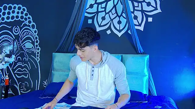 Snapshot of AlessioVitale chatting on December 15, 2025, 12:09 pm AlessioVitale online show from December 15, 2025, 12:09 pm