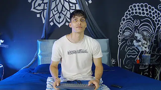 Snapshot of AlessioVitale chatting on December 16, 2025, 11:59 am AlessioVitale online show from December 16, 2025, 11:59 am