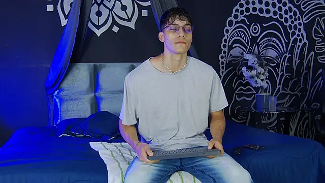 Snapshot of AlessioVitale chatting on December 17, 2025, 12:11 pm AlessioVitale online show from December 17, 2025, 12:11 pm