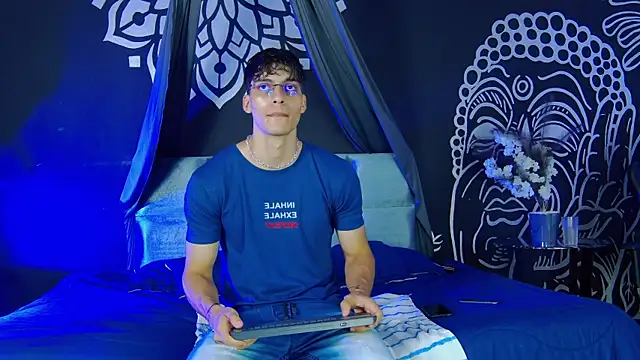 Snapshot of AlessioVitale chatting on December 18, 2025, 12:00 pm AlessioVitale online show from December 18, 2025, 12:00 pm