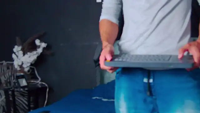 Snapshot of AlessioVitale chatting on December 19, 2025, 12:12 pm AlessioVitale online show from December 19, 2025, 12:12 pm