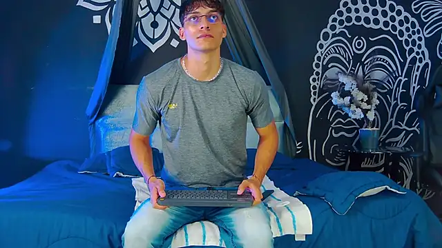 Snapshot of AlessioVitale chatting on December 20, 2025, 12:01 pm AlessioVitale online show from December 20, 2025, 12:01 pm