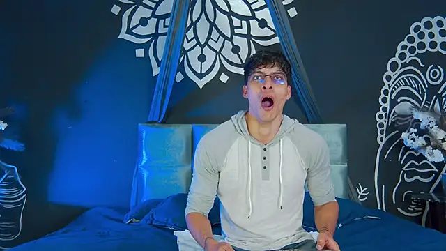 Snapshot of AlessioVitale chatting on January 6, 2026, 12:09 pm AlessioVitale online show from January 6, 2026, 12:09 pm