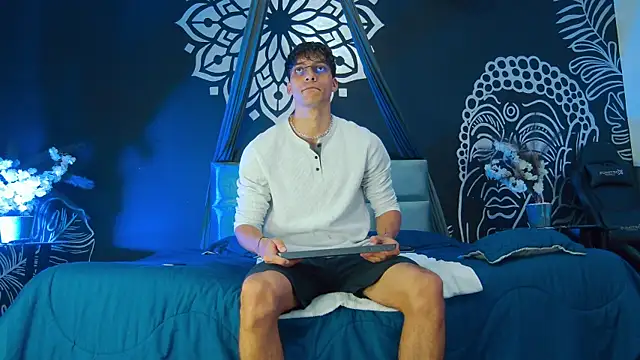 Snapshot of AlessioVitale chatting on January 8, 2026, 12:07 pm AlessioVitale online show from January 8, 2026, 12:07 pm