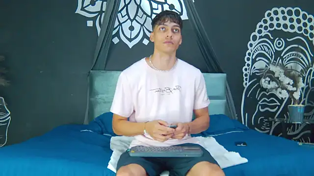 Snapshot of AlessioVitale chatting on January 10, 2026, 12:18 pm AlessioVitale online show from January 10, 2026, 12:18 pm