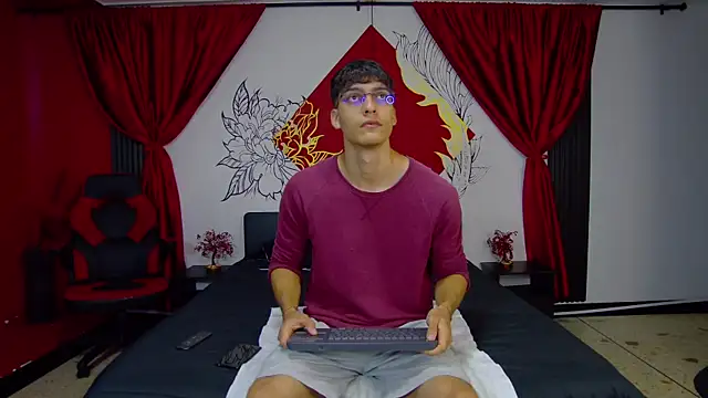 Snapshot of AlessioVitale chatting on January 13, 2026, 12:10 pm AlessioVitale online show from January 13, 2026, 12:10 pm