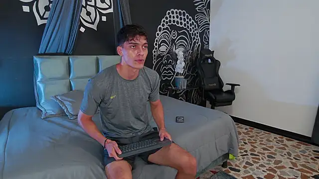 Snapshot of AlessioVitale chatting on February 14, 2026, 7:43 pm AlessioVitale online show from February 14, 2026, 7:43 pm