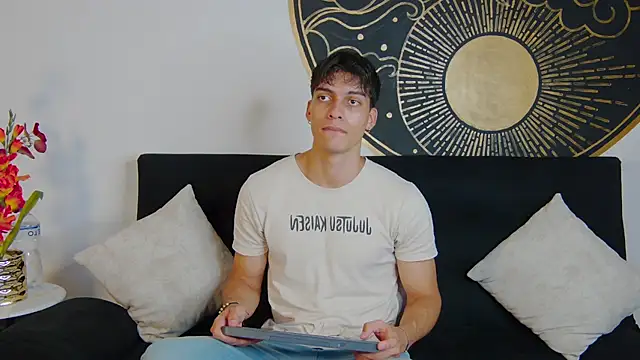 Snapshot of AlessioVitale chatting on February 23, 2026, 7:44 pm AlessioVitale online show from February 23, 2026, 7:44 pm